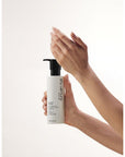 mise en scene Conditionneur Izumi-Tonic Shu-Uemura