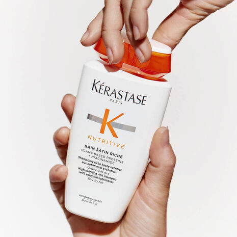 Mise en scene produit shampoing Bain Satin Riche Nutritive Kérastase - vue face 250ml