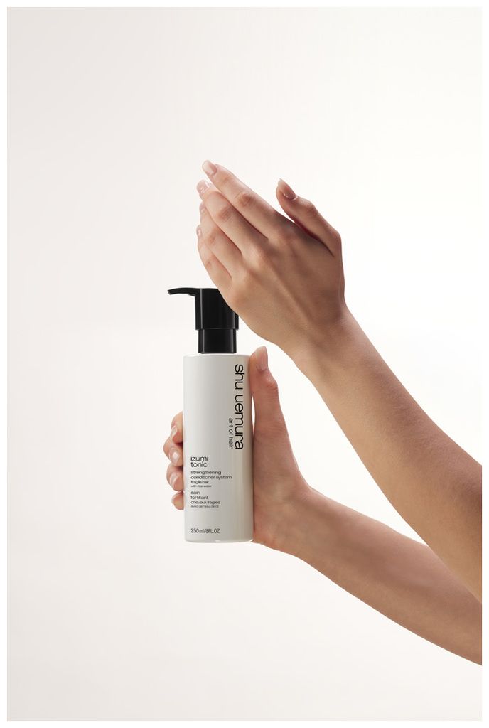 mise en scene Conditionneur Izumi-Tonic Shu-Uemura