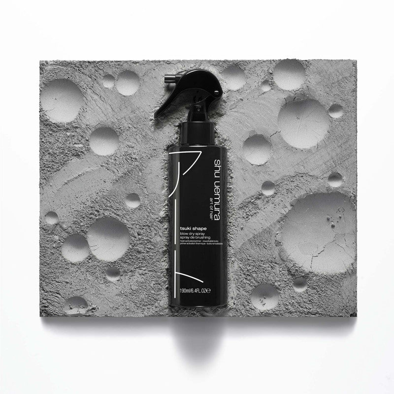 Mise en scene du produit Tsuki Shape de chez Shu Uemura 