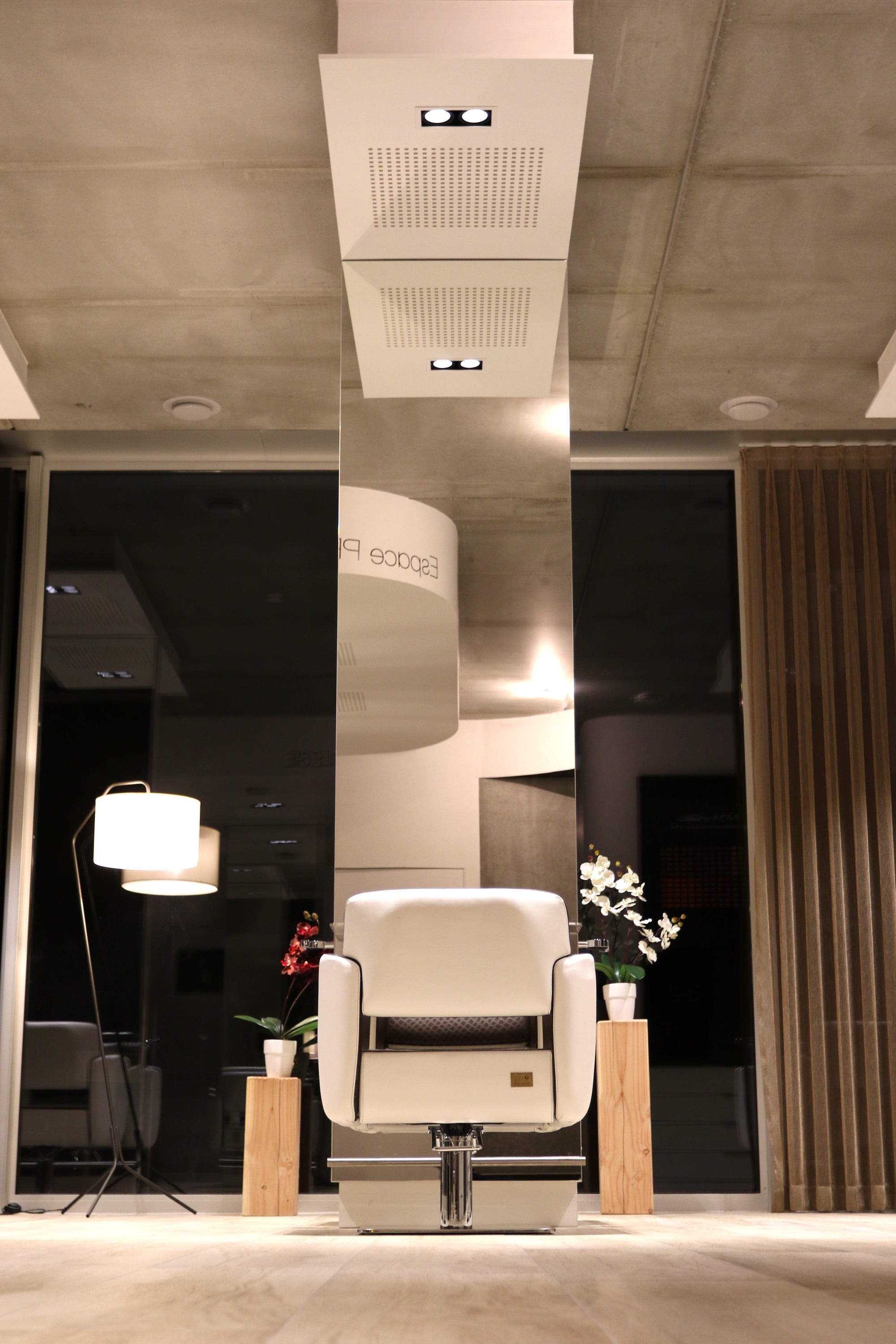 miroir et fauteuil salon sweighouse